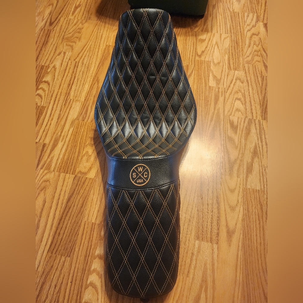 Whiplash Speed company seat. Black w/ orange stitching. HD Streetbob 2018-now